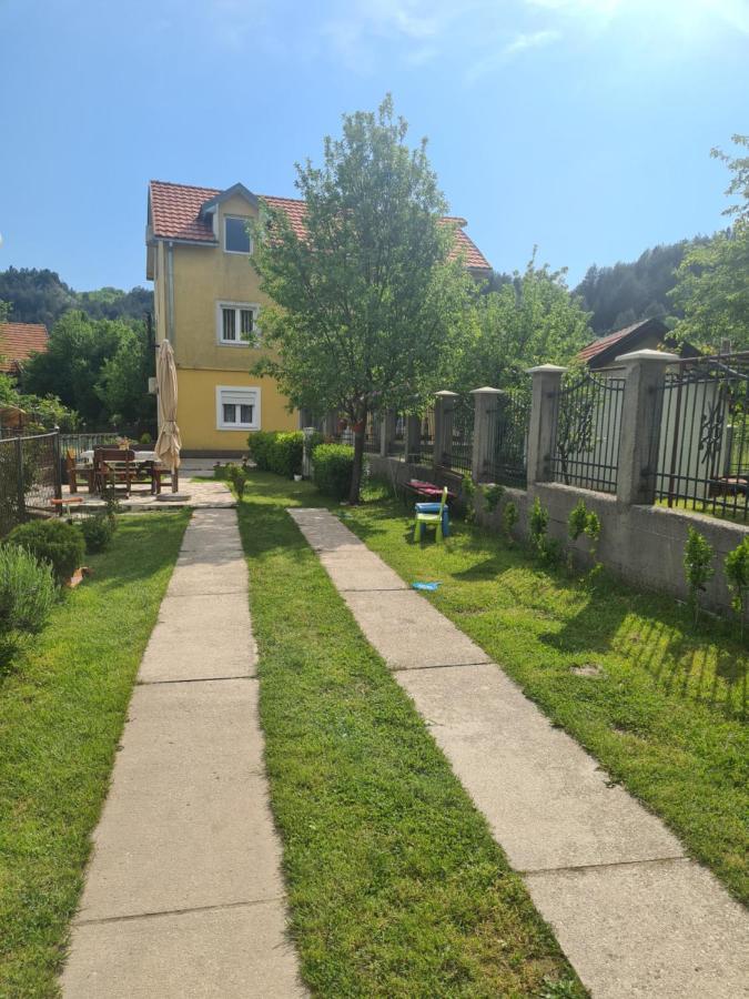 Lucic Guesthouse سيتينيي المظهر الخارجي الصورة